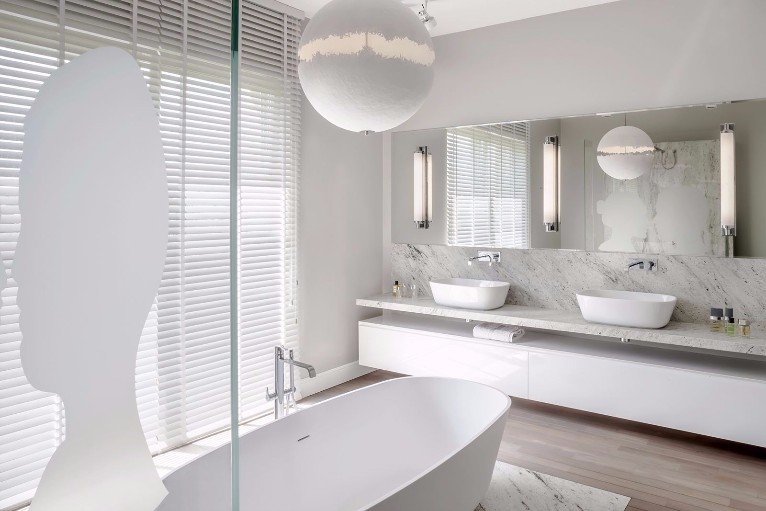 An amazing white bathroom