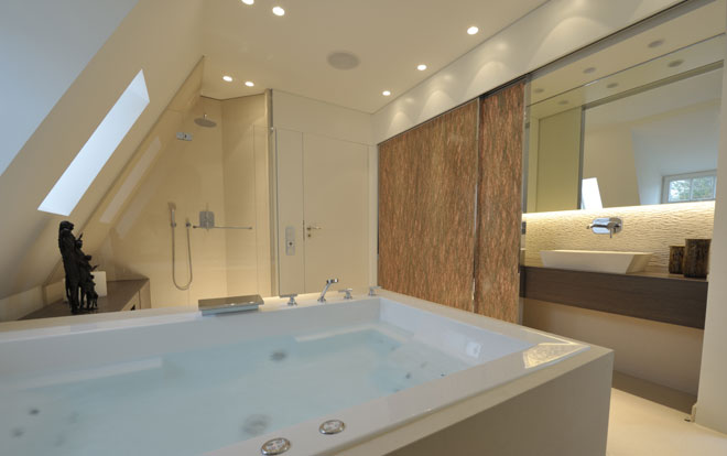 Luxury whirlpool bath